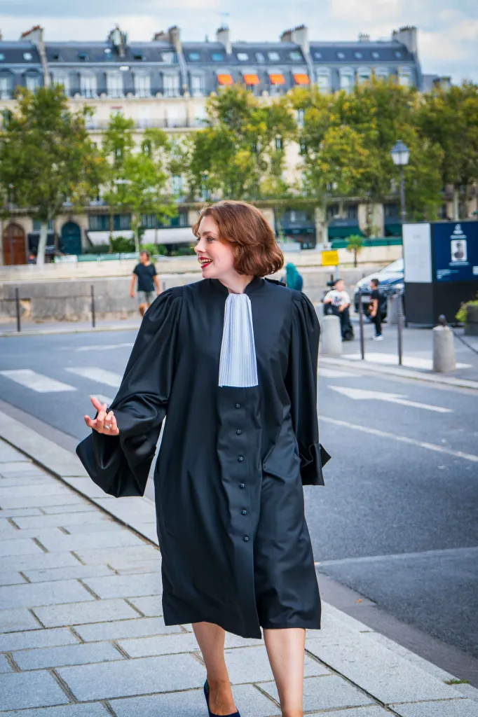 Maître de Lavigerie, avocate, en robe sur les quais de Paris